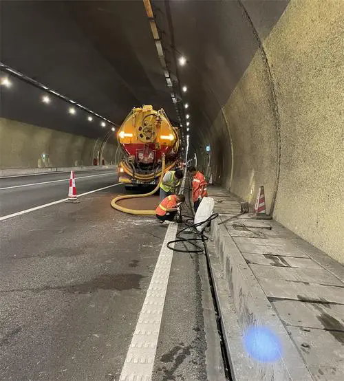 青白江隧道排水渠清淤